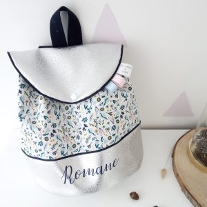 Sac à dos, simili martelé argent et fleuri bleu